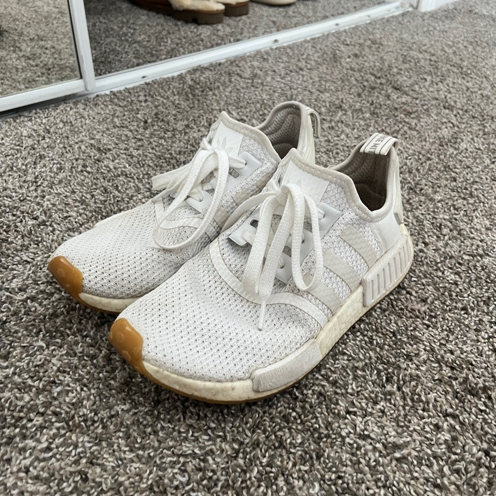 White Adidias NMD_R1